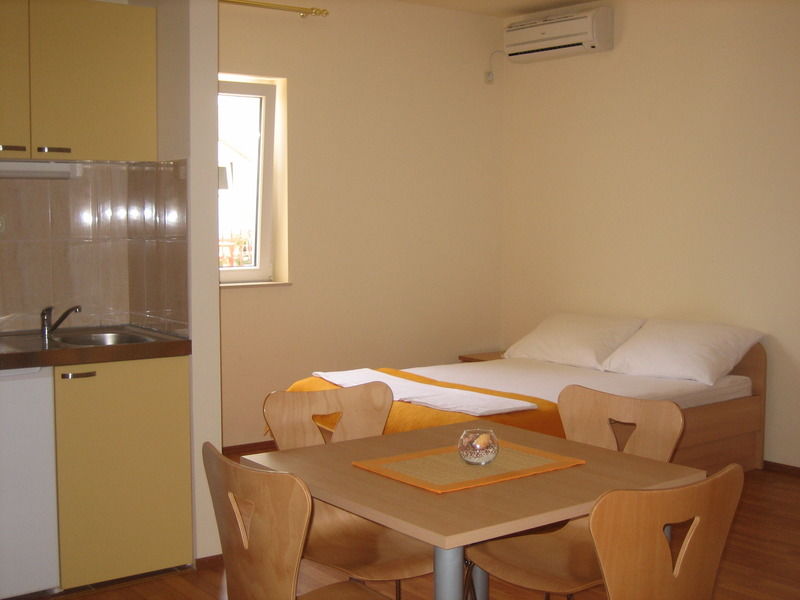 Mladen Hotel Omiš Exterior foto